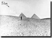 Blixa Bargeld going towards the pyramids